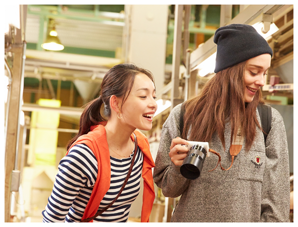 外国人観光客を案内する女性