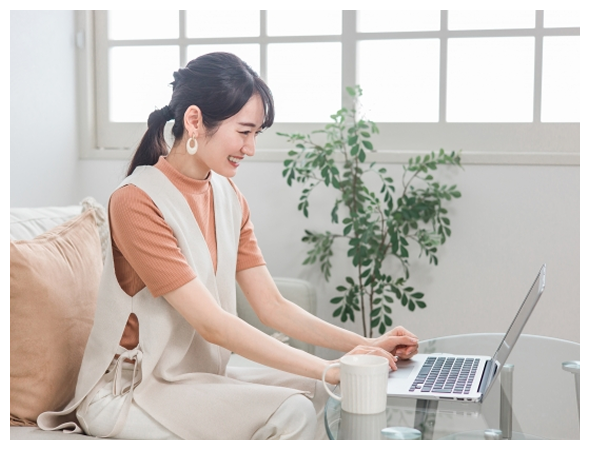 パソコンで学習する女性